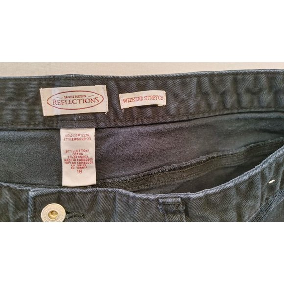 Northern Reflection Women's Weekend Stretch Shorts - Picture 2 of 3